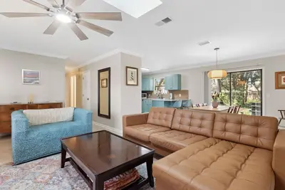 Image de Quiet Charm: Central Island Convenience