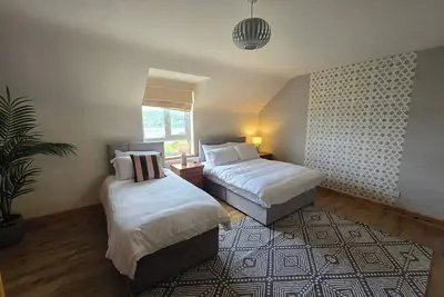 Image de 5 Bed House - Sleeps 14 - Pets - Garden - Parking