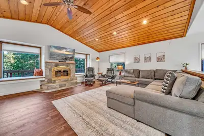 Image de Tahoe Retreat with Decks and Separate Studio