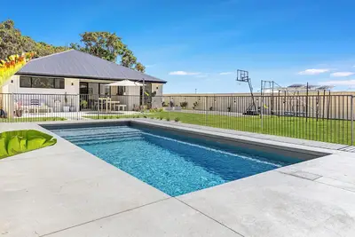 Image de Poolside Paradise