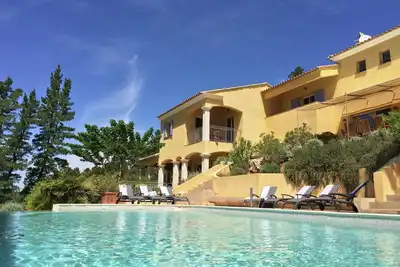 Image de Villa à Le Muy avec piscine et lac