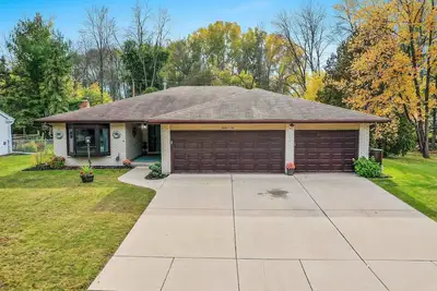 Image de Spacious home in Green Bay with hot tub, fireplace & fitness room