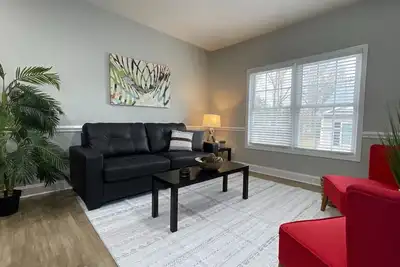 Image de Cozy & Convenient: 2br Townhome w/ Garage