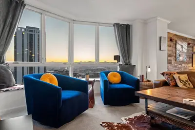 Image de City Center Oasis: Prime Location with Views!