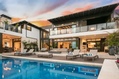 Image de Rams Draft House 2024. 15 5-Star Reviews Avail on Request. Beach luxury.