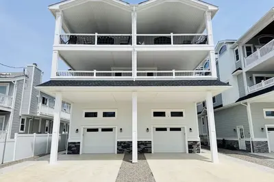 Image de This 6 bedroom/4. 5 bath home is centrally positioned in a family friendly location