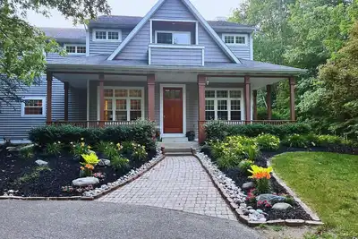Image de Your getaway starts at Frontier House — near beaches, trails, pickleball & golf