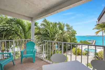 Image de Sunny Outlook~2 Br/2Ba 2nd Fl, Waterfront views, Pool Access & Dockage!