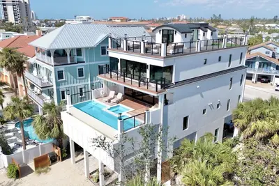 Image de Siesta Beachfront Paradise: Luxurious Home Steps from Beach with Infinity Pool!