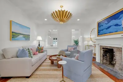 Image de Luxurious Renovated Suite Overlooking Jones Street by Lucky Savannah