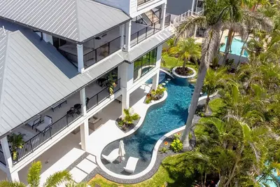 Image de 2 Min Walk to Beach, Bikes, Paddleboards, Heated Pool, Hot Tub, Fireplace