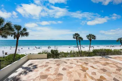 Image de Newly Remodeled 2/2 Gulf Front Corner Condo with Amazing Balcony Living Space