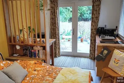 Image de Peaceful separate annexe with bed, kitchen, shower room and patio area.