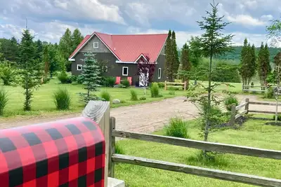 Image de A River Runs Through It! Charming 2-bedroom home near Walloon Lake