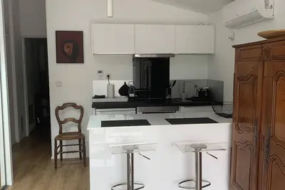 Image de 2 pièces en rez de jardin avec accès direct au jardin, à la piscine et barbecue