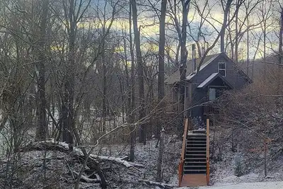Image de Tiny Treehouse Cabin Retreat, Riverside, Adults Only, No Pets, Peace and Quiet!