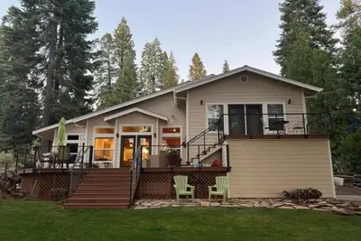 Image de Beautiful Lake Front Home on Lake Almanor.