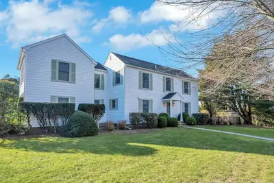 Image de Spacious Classic Southampton Home Close to Town, Pool, Perfect for Families