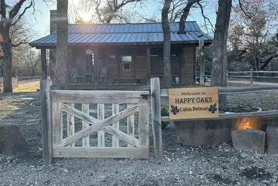 Image de Happy Oaks Cabin Retreat on stunning acreage with trees, ponds, walking trails.