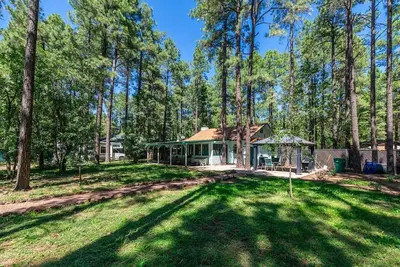 Image de Charming 4-bedroom cabin in Pinetop with Ac, Dog friendly, wifi, & a large yard!