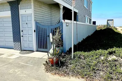 Image de On the Sand! Lovely Cape Cod 2 Bdrm Upstairs Apartment in charming Sunset Beach!