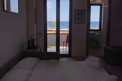 Image de studio flat in front of the beach