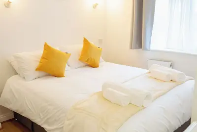 Image de 3 Merlin Gardens Modern 2 Bed Bromley House