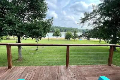 Image de Light & Airy Lakefront Home with Flat Yard, Private Dock, Deck & Screened Porch