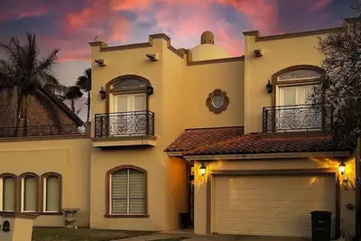 Image de 4br Hacienda Lakeview Retreat: Pool, Fireplace, Piano + Theater Room