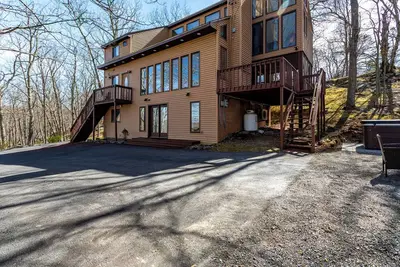 Modern Rustic Lodge! 2 min. walk to Ski Slopes, 6TVs, Linens, WiFi, A\/C, Firepit