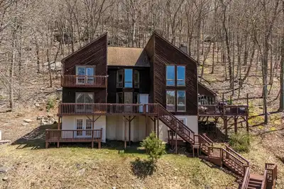 Image de Beautiful Modern Lodge! Pool Table, 8 TVs Wi-Fi Linen provided Central Ac