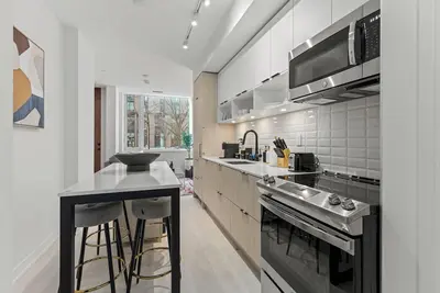 Image de Modern 1 Bdr 1. 5 Bth Townhouse Distillery District