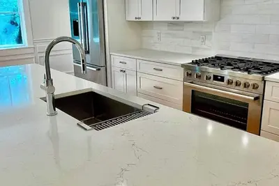 Image de Charming 3-bedroom w/loft. New Construction home with Ac, WiFi. Short walk to town