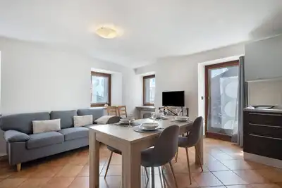 Image de Appartement 'Tra Montagna E Città - Aosta' avec vue sur montagne et balcon