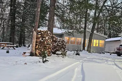 Image de Romantic woodland cottage vacation rental in Baldwin. Pet friendly!