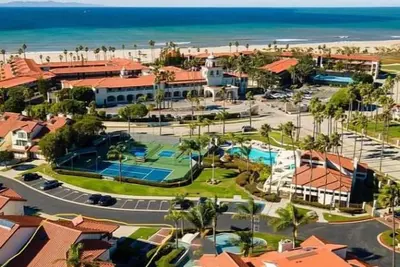 Image de Stunning Townhome Between Malibu and Santa Barbara across from the beach!