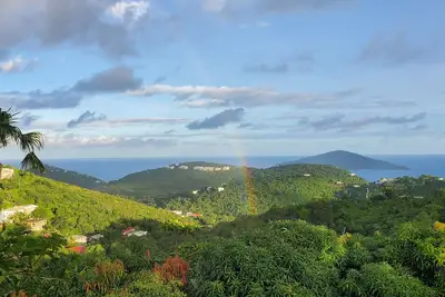 Image de A room with a view! Cozy 1-bedroom apartment with Ac and WiFi