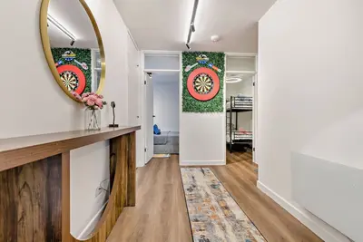 Image de Chines Charm Stylish 3-Bedroom Bournemouth Beach Apartment