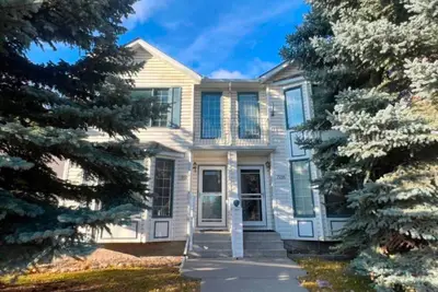 Image de Cozy & Spacious Home in Prime Sw Calgary Location Near Amenities!