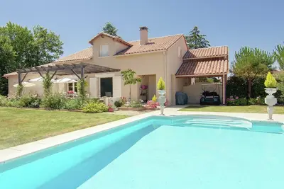 Image de Villa chic à Ecuras Rouzède avec jardin privé