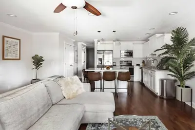 Image de Downtown Garden Home in Federal-Style Rowhouse