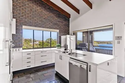 Image de 2 level, 5 bedroom family home with pool. Walk to beach. Amazing River Views!