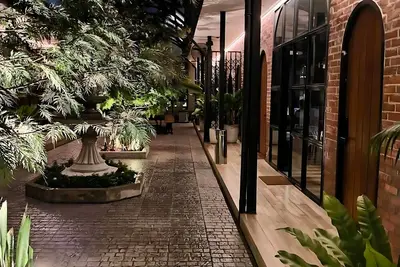 Image de 11 Bedrooms city courtyard villa in the center of Bangkok.