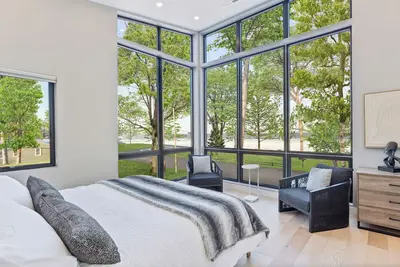 Image de Black Pearl - New home with amazing lake views