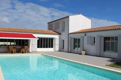 Image de Maison contemporaine avec piscine chauffée sur l'île d'Oléron