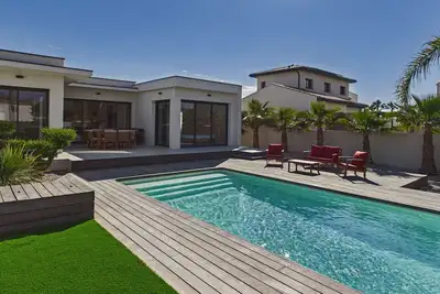 Image de Villa moderne avec piscine privée, près de la plage