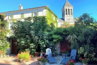Image de Jolie maison de bourg proche de Brantôme avec vue sur le château et l'église.