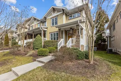 Convenient 3-Br Townhouse in Sw Durham