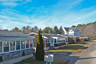 Image de Quaint 2-bedroom, 1-bathroom condo, two short blocks from the beach!