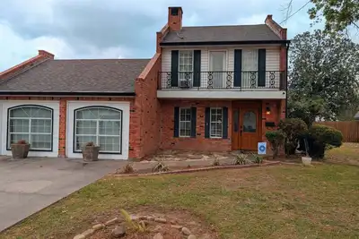 Image de Spacious and bright 2-bedroom house in Freetown, Lafayette 1 mile from downtown.